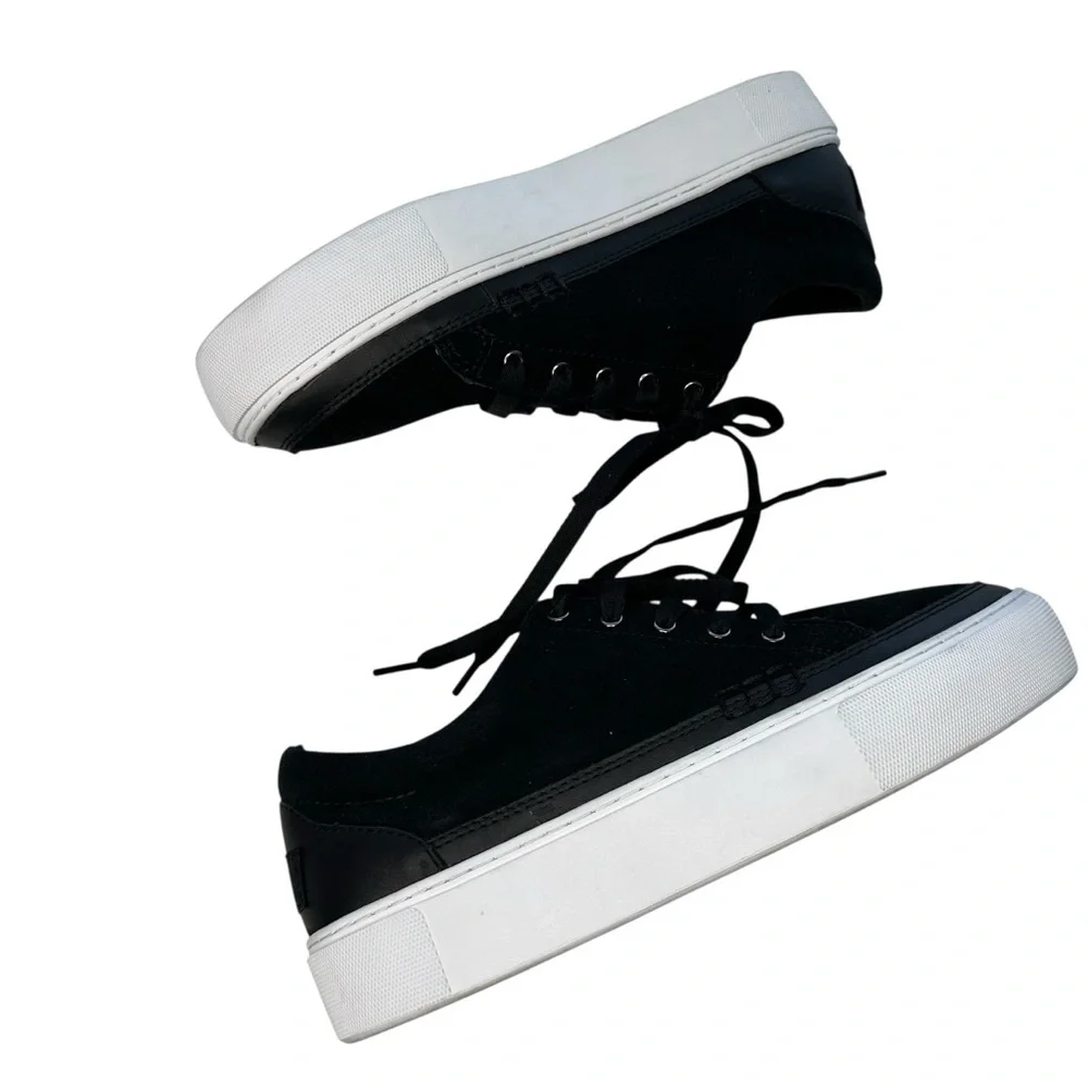 UGG minimal detailing